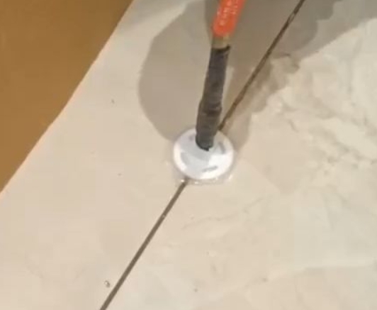 乡宁瓷砖空鼓维修公司专业解答瓷砖在铺贴过程中，如果没有涂抹均匀到位的粘结材料（如水泥砂浆或瓷砖胶），可能会导致以下问题